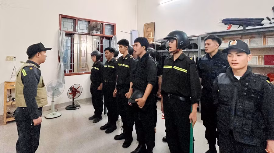 Đội thanh niên xung kích tham gia đảm bảo an ninh trật tự - phòng cháy chữa cháy và cứu nạn, cứu hộ gồm những thanh niên trẻ tuổi muốn góp sức làm điều có ích cho quê hương. Ảnh: ĐVCC