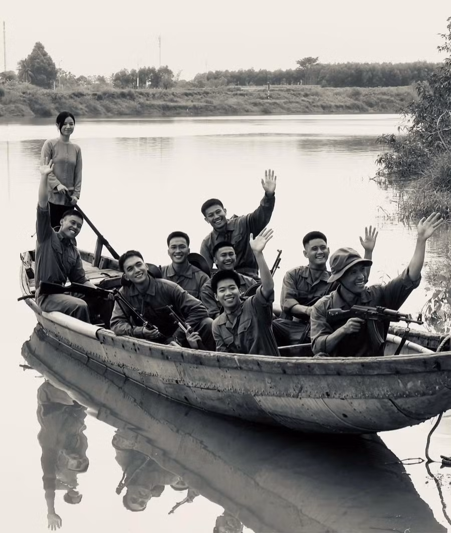 Hồng (bìa trái) đưa các chiến sĩ sang sông Thạch Hãn. Ảnh: NVCC