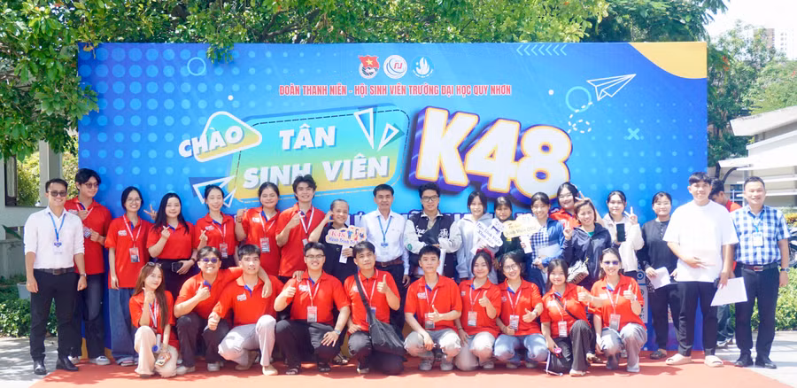 Hiệu trưởng Trường Đại học Quy Nhơn Đoàn Đức Tùng chụp hình lưu niệm cùng Đoàn trường, Câu lạc bộ Kết nối trẻ QNU, phụ huynh và tân sinh viên. Ảnh: D.L