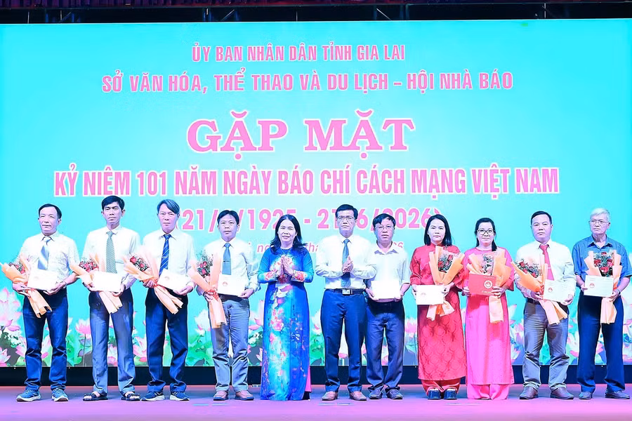 Chủ tịch Hội Nhà báo tỉnh Hồ Xuân Ánh và Giám đốc Sở Văn hóa - Thể thao và Du lịch Đỗ Thị Diệu Hạnh trao kỷ niệm chương “Vì sự nghiệp báo chí Việt Nam” cho các hội viên nhà báo có nhiều đóng góp trong lĩnh vực báo chí. Ảnh: Đức Thụy