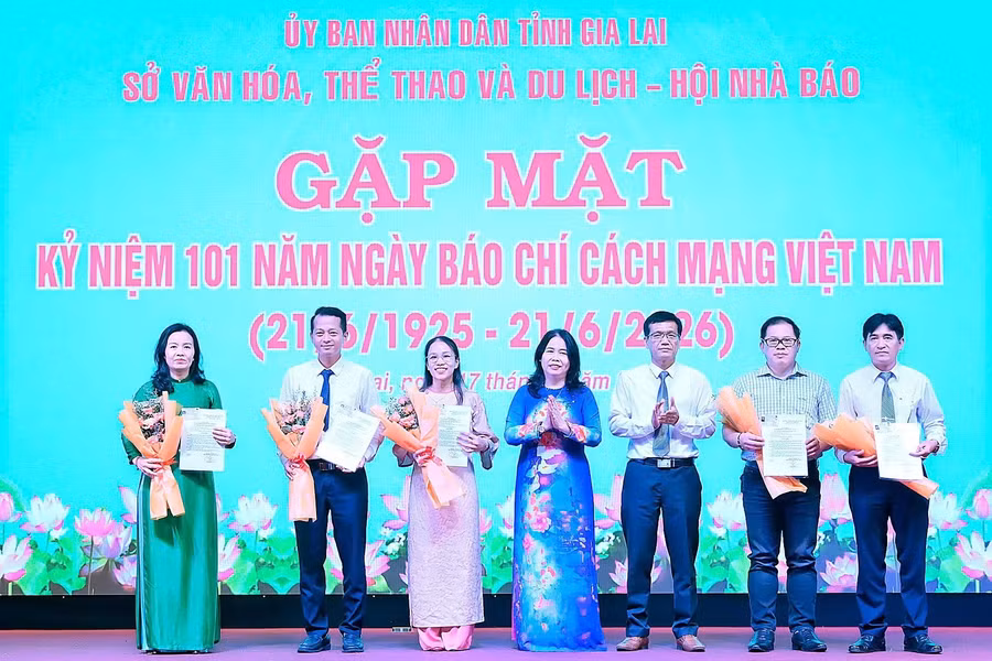 Chủ tịch Hội Nhà báo tỉnh Hồ Xuân Ánh và Giám đốc Sở Văn hóa - Thể thao và Du lịch Đỗ Thị Diệu Hạnh trao quyết định kết nạp hội viên, thẻ hội viên Hội Nhà báo Việt Nam cho các hội viên mới. Ảnh: Đức Thụy