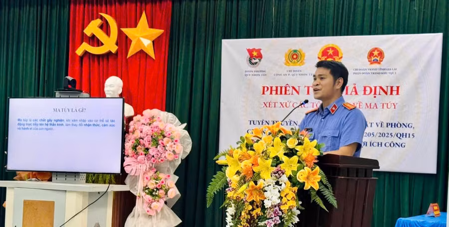 Báo cáo viên tuyên truyền pháp luật cho đoàn viên, thanh niên phường Quy Nhơn Tây. Ảnh: ĐVCC