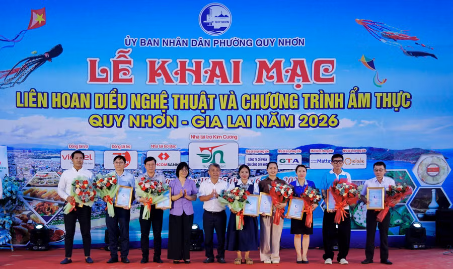 khai-mac-lien-hoan-dieu-nghe-thuat-tai-phuong-quy-nhon-2.jpg