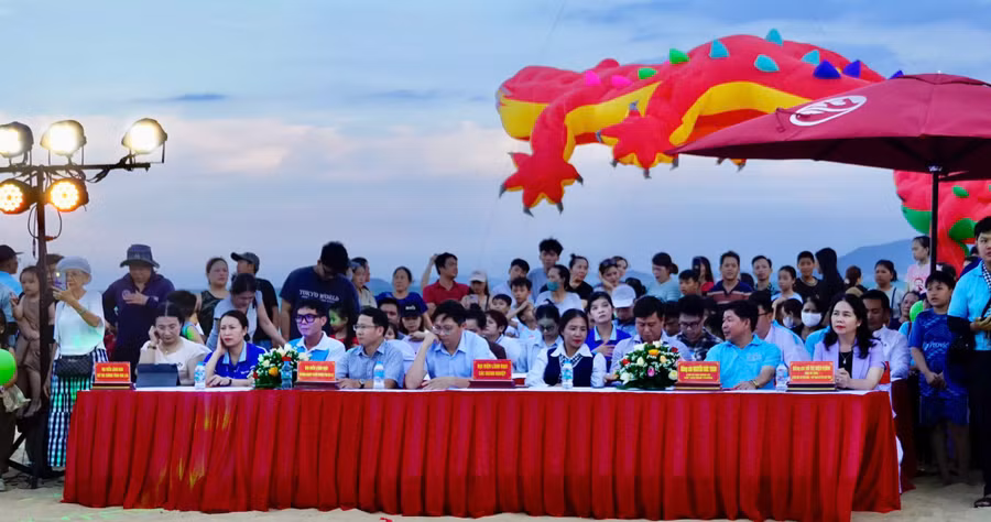 khai-mac-lien-hoan-dieu-nghe-thuat-tai-phuong-quy-nhon-4.jpg