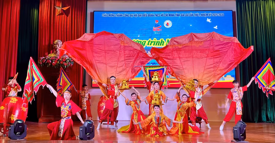 chuong-trinh-nghe-thuat-chao-mung-dai-hoi-doan-tncs-hcm-gia-lai-lan-i-1.jpg