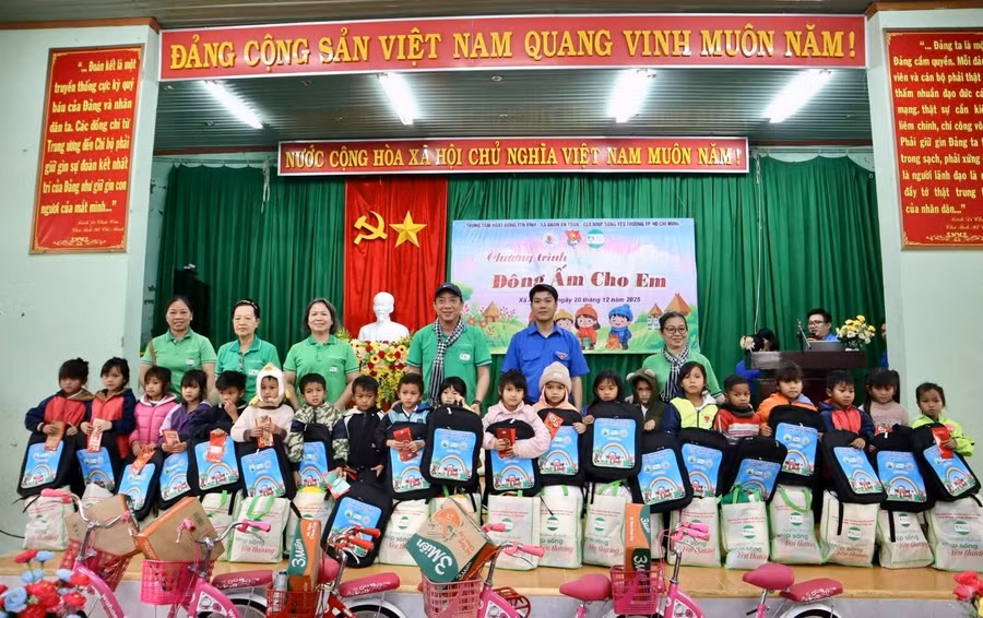tang-qua-cho-tre-em-xa-an-toan-2.jpg