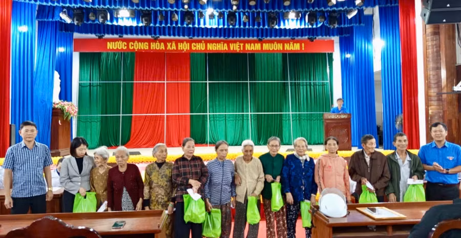 kham-phat-thuoc-tang-qua-cho-nguoi-dan-xa-tuy-phuoc-2.jpg