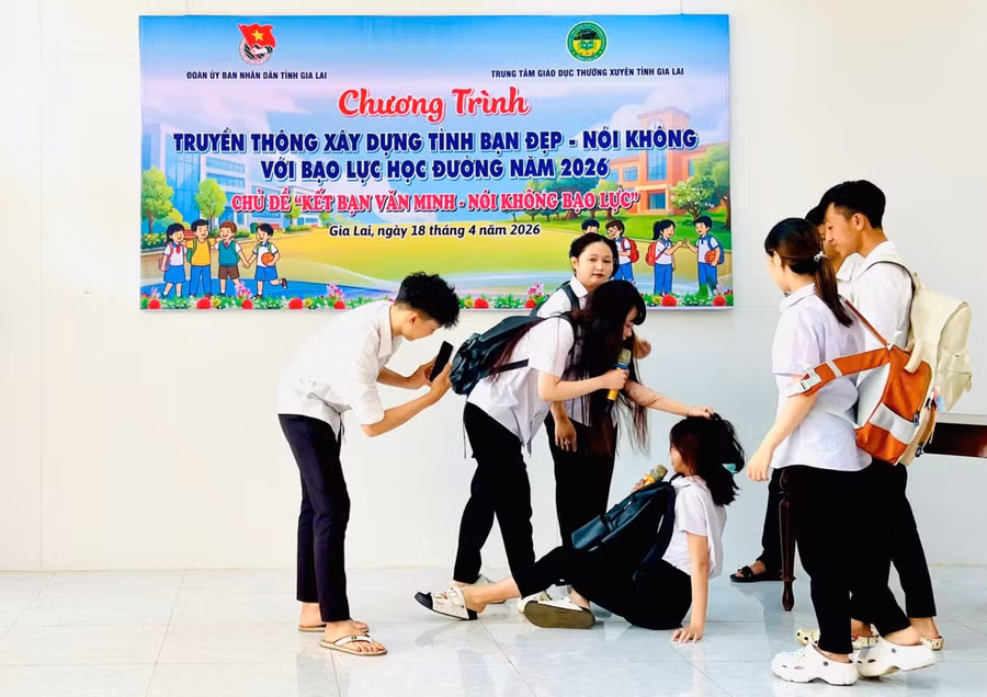 doan-ubnd-to-chuc-chien-dich-truyen-thong-ve-bao-luc-hoc-duong-3-2152.jpg