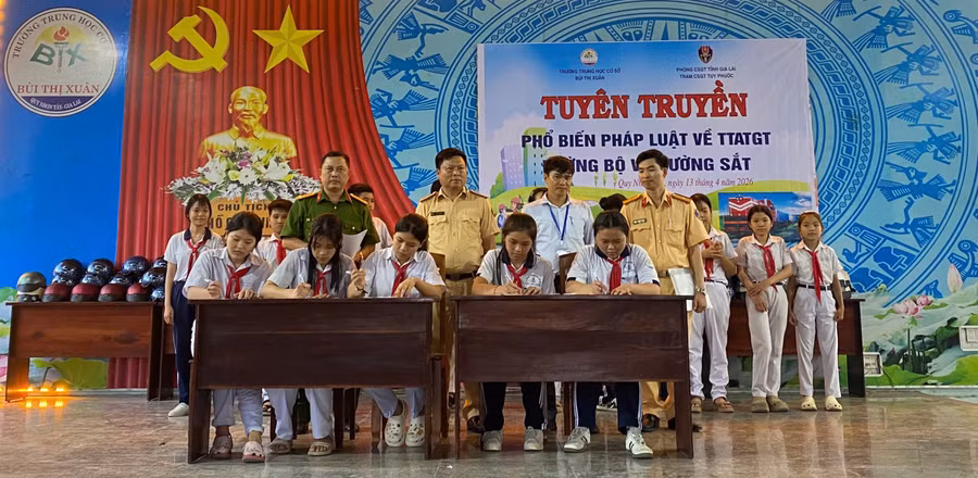 truong-thpt-bui-thi-xuan-ky-cam-ket-thuc-hien-atgt-1.jpg