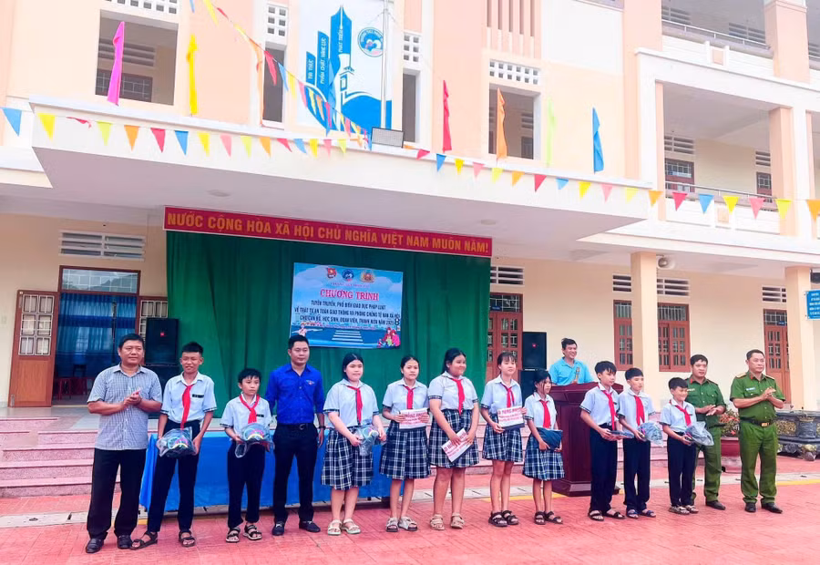 tuyen-truyen-phap-luat-thcs-phuoc-my.jpg