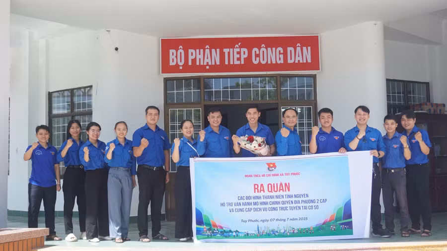 Đội hình thanh niên tình nguyện xã Tuy Phước ra quân hỗ trợ vận hành mô hình chính quyền địa phương 2 cấp và cung cấp dịch vụ công trực tuyến tại cơ sở. Ảnh: D.L