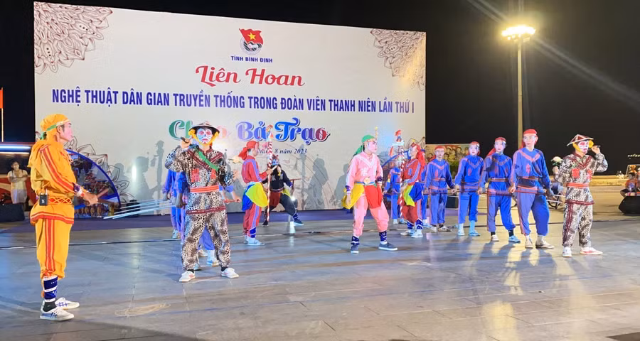 lien-hoan-cheo-ba-trao.jpg