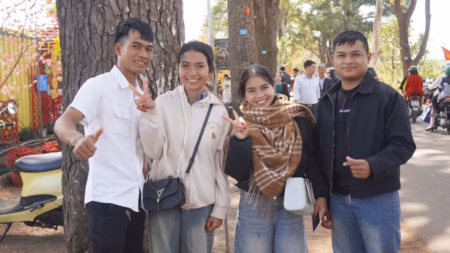 5-gia-dinh-siu-h-dan-tham-quan-chup-anh-va-tan-huong-khong-khi-du-xuan-tai-hang-thong-tram-tuoi-trong-ngay-dau-nam-moi-anh-chu-hang.jpg