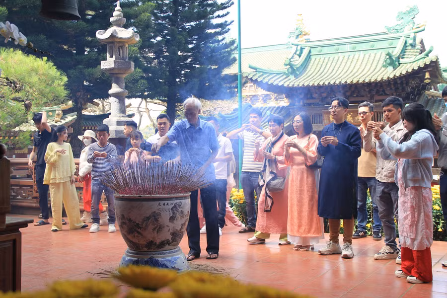 2-chua-minh-thanh-don-nhieu-luot-khach-den-tham-quan-trong-ngay-dau-nam-moi-anh-hoang-hoai.jpg