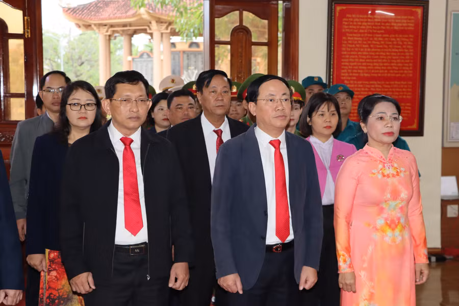 chu-tich-ubnd-tinh-pham-anh-tuan-tham-dang-huong-2-chi-bo-2.jpg
