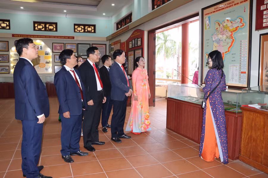 chu-tich-ubnd-tinh-pham-anh-tuan-tham-dang-huong-2-chi-bo-13.jpg