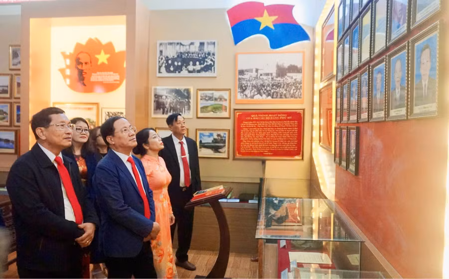 chu-tich-ubnd-tinh-pham-anh-tuan-tham-dang-huong-2-chi-bo-11.jpg