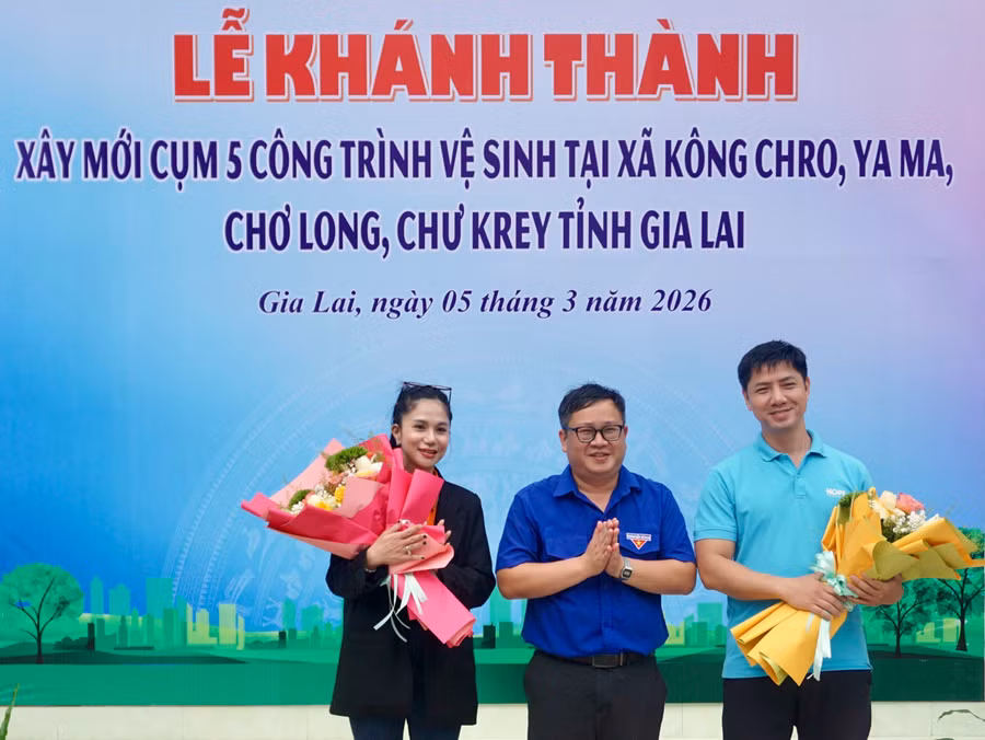 khanh-thanh-cum-5-nha-ve-sinh-tai-gia-lai-8.jpg