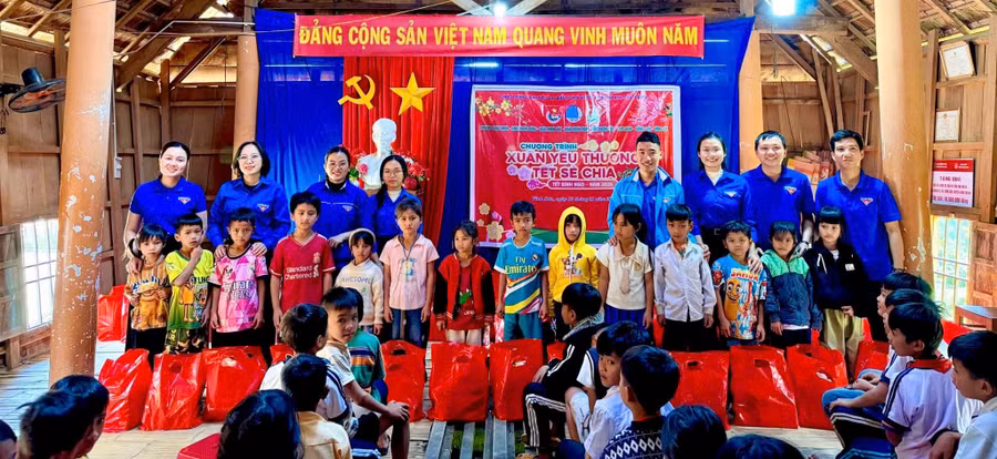 tang-qua-cho-nguoi-dan-xa-vinh-son-1.jpg