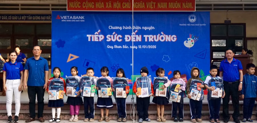 tang-qua-cho-hoc-sinh-phuong-quy-nhon-bac-1.jpg
