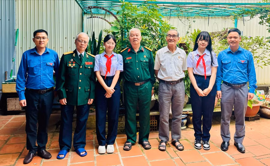 anh-vo-hoang-minh-ngoai-cung-ben-trai-cung-doan-vien-thanh-nien-hoc-sinh-chup-anh-luu-niem-voi-cac-cuu-thanh-nien-xung-phong-tren-dia-ban-11.jpg