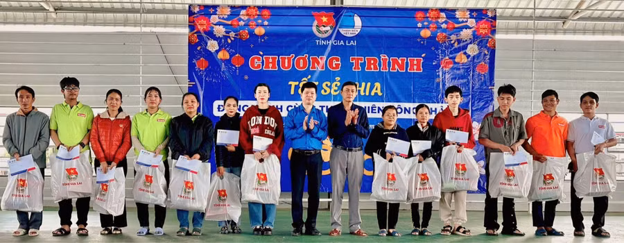tang-qua-cho-thanh-nien-cong-nhan-tai-kcn-nhon-hoi-1.jpg