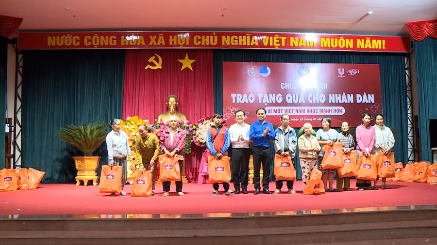 tang-100-suat-qua-cho-nguoi-dan-hoan-canh-kho-khan-1.jpg