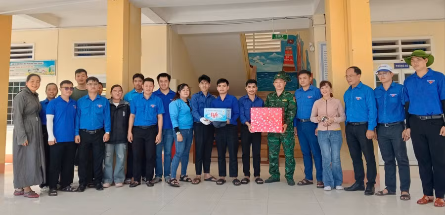 sinh-vien-lao-ho-tro-khac-phuc-hau-qua-do-bao-so-13-gay-ra-4-9693.jpg
