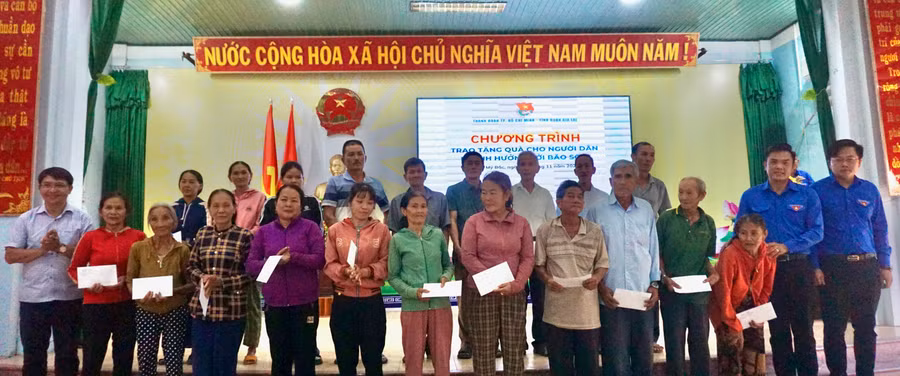 tinh-doan-thanh-doan-tp-hcm-trao-qua-cho-nguoi-dan-vung-bao-5.jpg