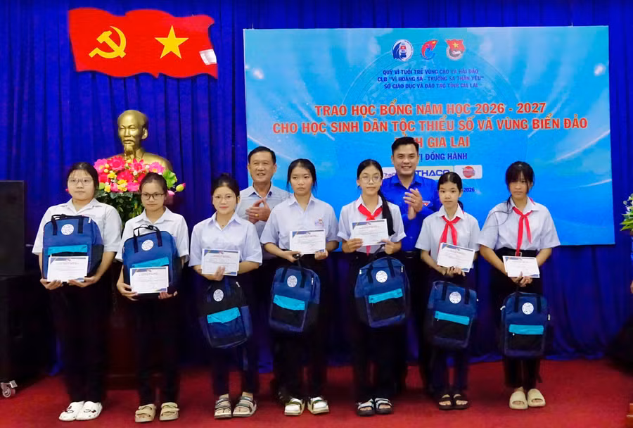 trao-95-suat-hoc-bong-quy-vi-tuoi-tre-vung-cao-va-hai-dao-va-clb-vi-hoang-sa-truong-sa-than-yeu-cho-hoc-sinh-gia-lai-7.jpg