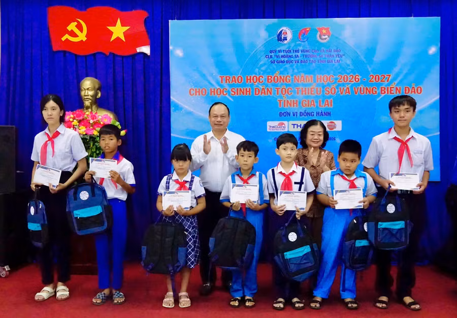 trao-95-suat-hoc-bong-quy-vi-tuoi-tre-vung-cao-va-hai-dao-va-clb-vi-hoang-sa-truong-sa-than-yeu-cho-hoc-sinh-gia-lai-6.jpg