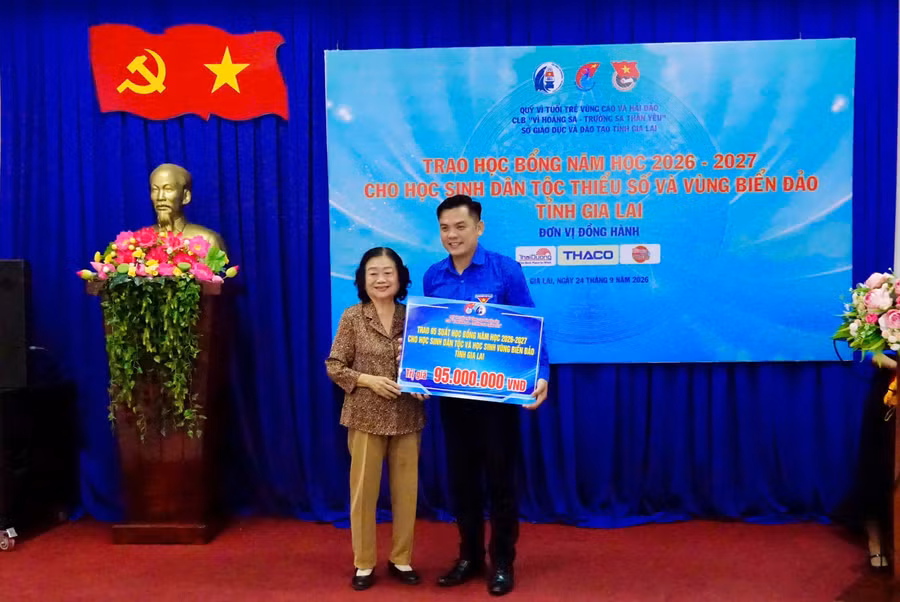 trao-95-suat-hoc-bong-quy-vi-tuoi-tre-vung-cao-va-hai-dao-va-clb-vi-hoang-sa-truong-sa-than-yeu-cho-hoc-sinh-gia-lai-2.jpg