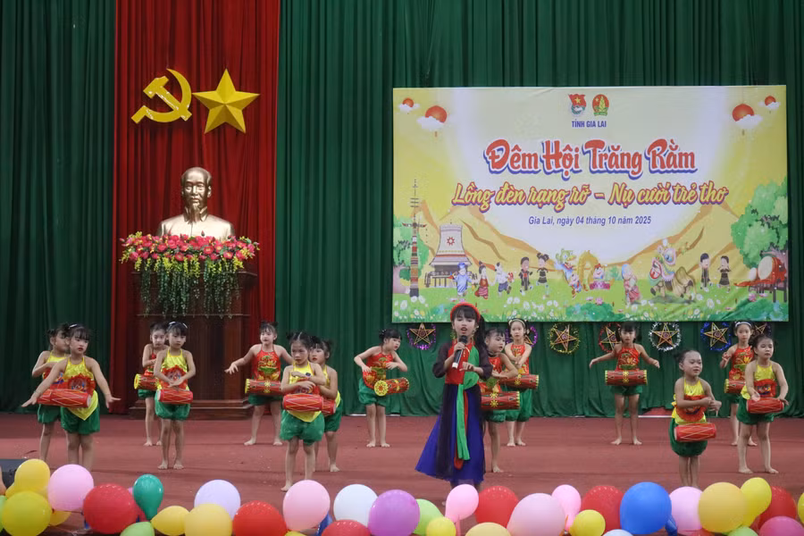 dem-hoi-trang-ram-an-lao.jpg