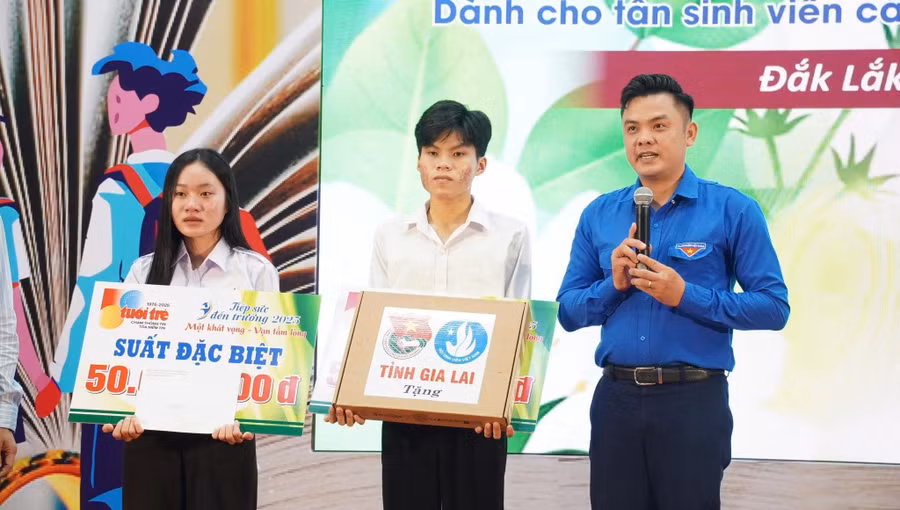sinh-vien-gia-lai-nhan-hoc-bong-tiep-suc-den-truong-2025-1.jpg