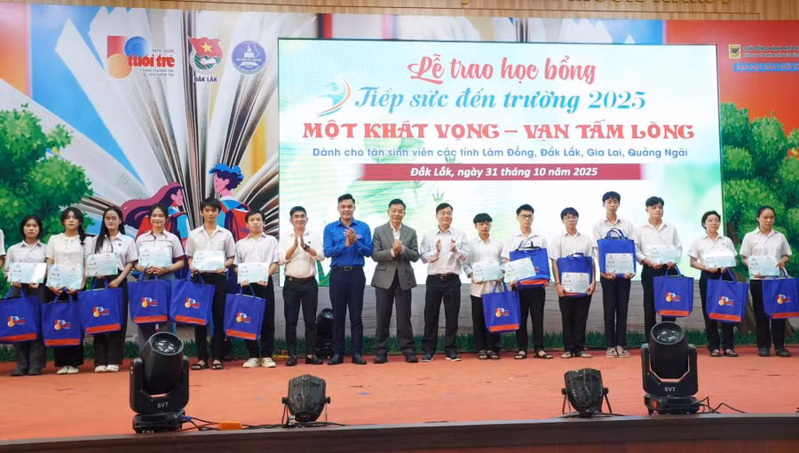sinh-vien-gia-lai-nhan-hoc-bong-tiep-suc-den-truong-2025-2.jpg