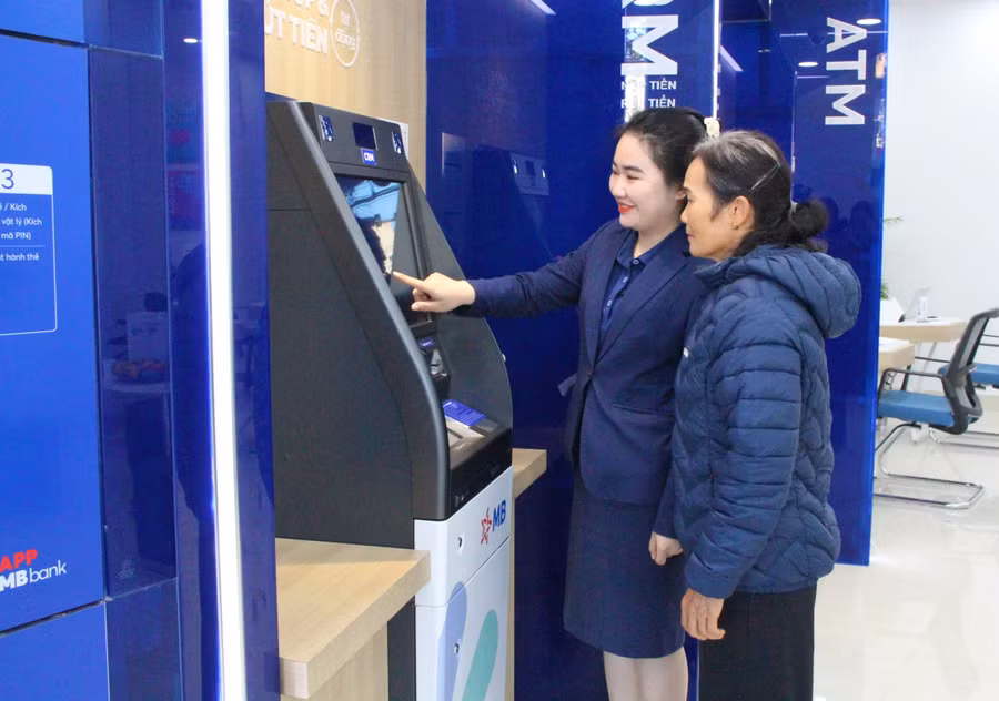 nhan-vien-ngan-hang-mb-huong-dan-khach-hang-su-dung-may-crm-anh-lac-ha.jpg