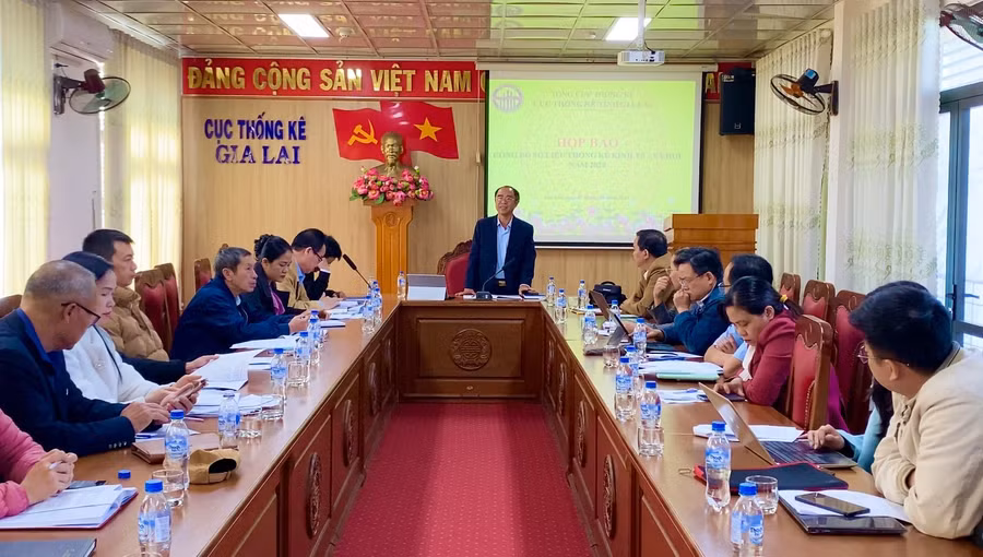 quang-canh-buoi-hop-bao-cong-bo-so-lieu-thong-ke-kinh-te-xa-hoi-nam-2024-anh-lac-ha.jpg