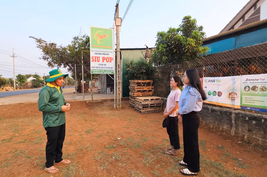 cua-hang-kinh-doanh-phan-bon-va-thuoc-bao-ve-thuc-vat-cua-anh-pop-duoc-nhieu-nong-dan-dia-phuong-tin-mua-anh-tuyet-rcom.jpg