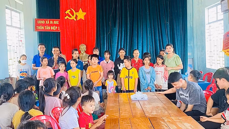 anh-huyen-thu-2-tu-trai-sang-thuong-xuyen-quyen-gop-cho-cac-hoat-dong-thien-nguyen-cua-thon-anh-nvcc.jpg