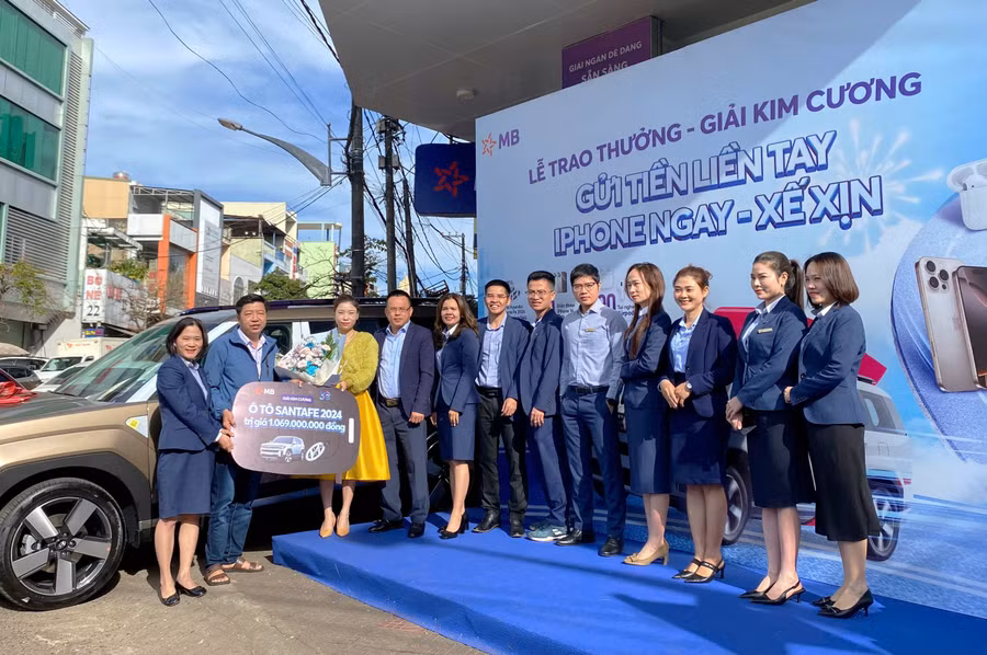 chi-nguyen-thi-thanh-van-la-1-trong-3-khach-hang-tren-toan-quoc-may-man-trung-giai-kim-cuong-cua-chuong-trinh-gui-tien-lien-tay-iphone-ngay-xe-xin-anh-lac-ha.jpg