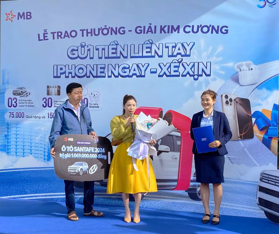 chi-nguyen-thi-thanh-van-khach-hang-trung-thuong-chia-se-cam-nghi-tai-le-trao-thuong-anh-lac-ha.jpg