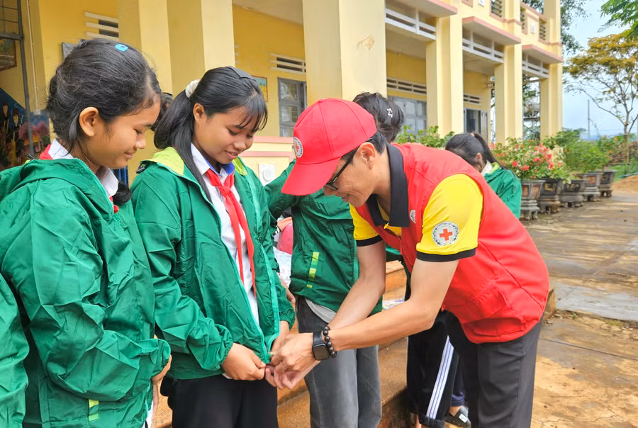ong-nguyen-chi-can-pho-chu-tich-hoi-chu-thap-do-tinh-gia-lai-trao-ao-am-cho-cac-em-hoc-sinh-truong-truong-ptdtbt-thcs-kon-chieng-lang-dak-o-tinh-gia-lai-anh-ngoc-duy.jpg