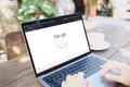 Lượt truy cập báo chí lao dốc 40%, Google buộc phải thay đổi cách hiển thị kết quả tìm kiếm AI