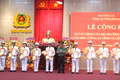 Lãnh đạo Công an tỉnh Gia Lai trao quyết định của Bộ trưởng Bộ Công an cho cán bộ được điều động, bổ nhiệm.