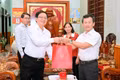 Phó Thủ tướng Hồ Quốc Dũng thăm, tặng quà các đồng chí nguyên lãnh đạo tỉnh Gia Lai