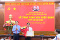 Trao tặng Huy hiệu 30 năm tuổi Đảng cho Phó Chủ tịch Thường trực UBND tỉnh Nguyễn Tuấn Thanh