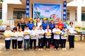 Trao hơn 300 suất quà cho học sinh, phụ huynh có hoàn cảnh khó khăn tại Ia Hiao