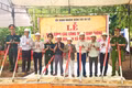 Các đại biểu thực hiện nghi thức khởi công tuyến đường thôn Kênh Hmek.