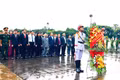Lãnh đạo tỉnh Gia Lai dâng hoa, dâng hương trước Tượng đài Bác Hồ với các dân tộc Tây Nguyên và Nghĩa trang Liệt sĩ tỉnh