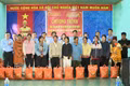 Trao quà cho hộ nghèo và học sinh khó khăn tại xã Lơ Pang